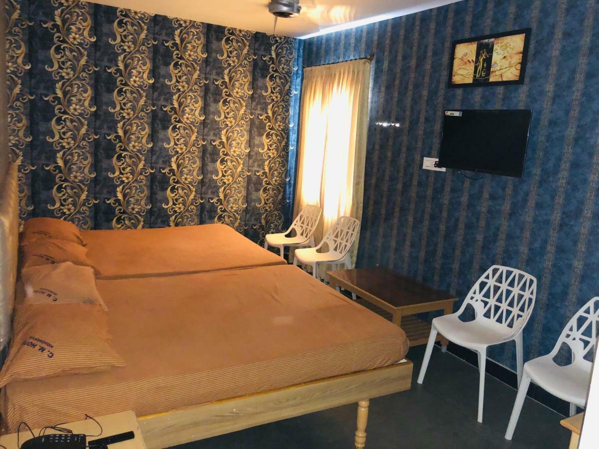 C.M. Hotel Pennagaram Buitenkant foto